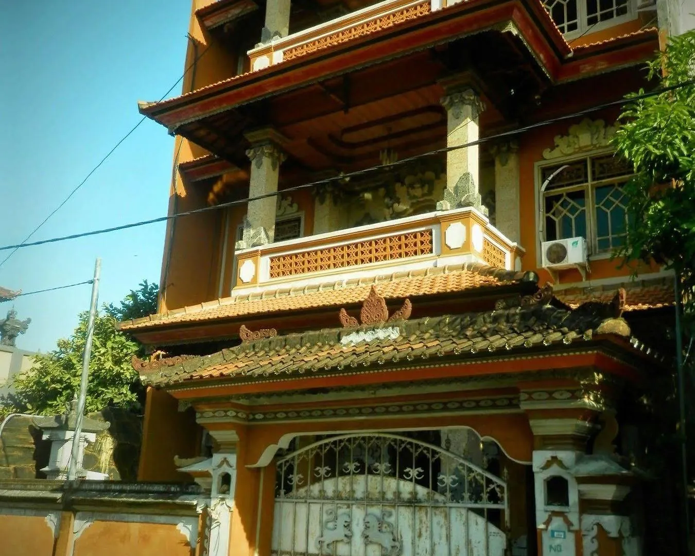 Ratih Bali Hostel contacts